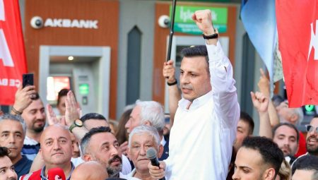 Beykoz’da ‘Geçim, Özgürlük, Adalet, Seçim’ yürüyüşü… Özgür Çelik: ‘Her gün yeni bir operasyonla yoksulluğun, sefaletin üzerini örtmeye çalışıyorlar’