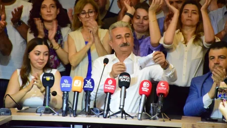 CHP Bursa İl Başkanı Yeşiltaş görevden alınma kağıdını yırttı: ‘Burayı hiç kimseye teslim etmiyoruz’